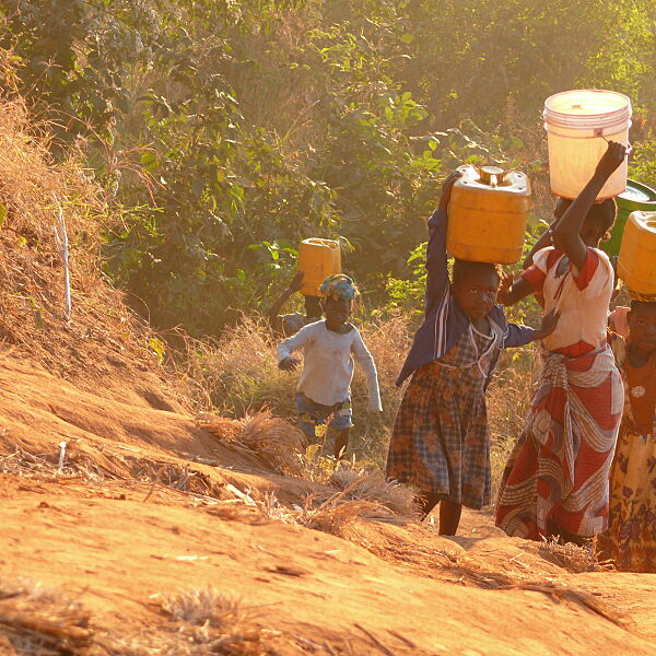 Charity-Aktion Wassertropfen: Auch Kinder müssen  die schweren Wasserkanister von den sauberen Wasserstellen in der Demokratischen Republik Kongo nach Hause tragen, um das Lebensmittel Wasser nutzen zu können.