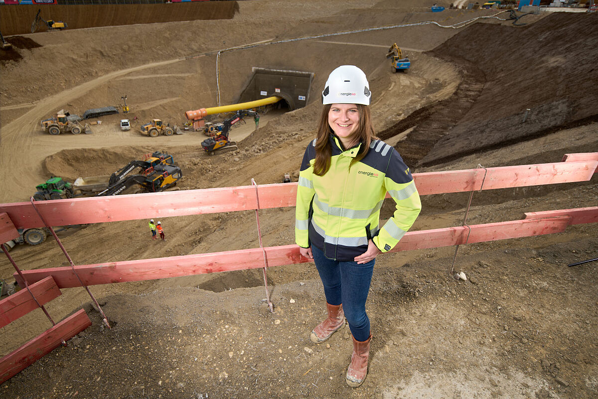 Claudia Riedl ist Bauleiterin im Bereich Wasserkraft