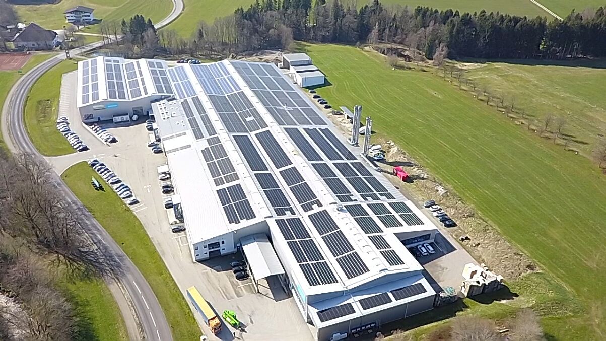 Energie AG realisiert PV-Anlage am Dach der Firma Scharmüller Anhängetechnik