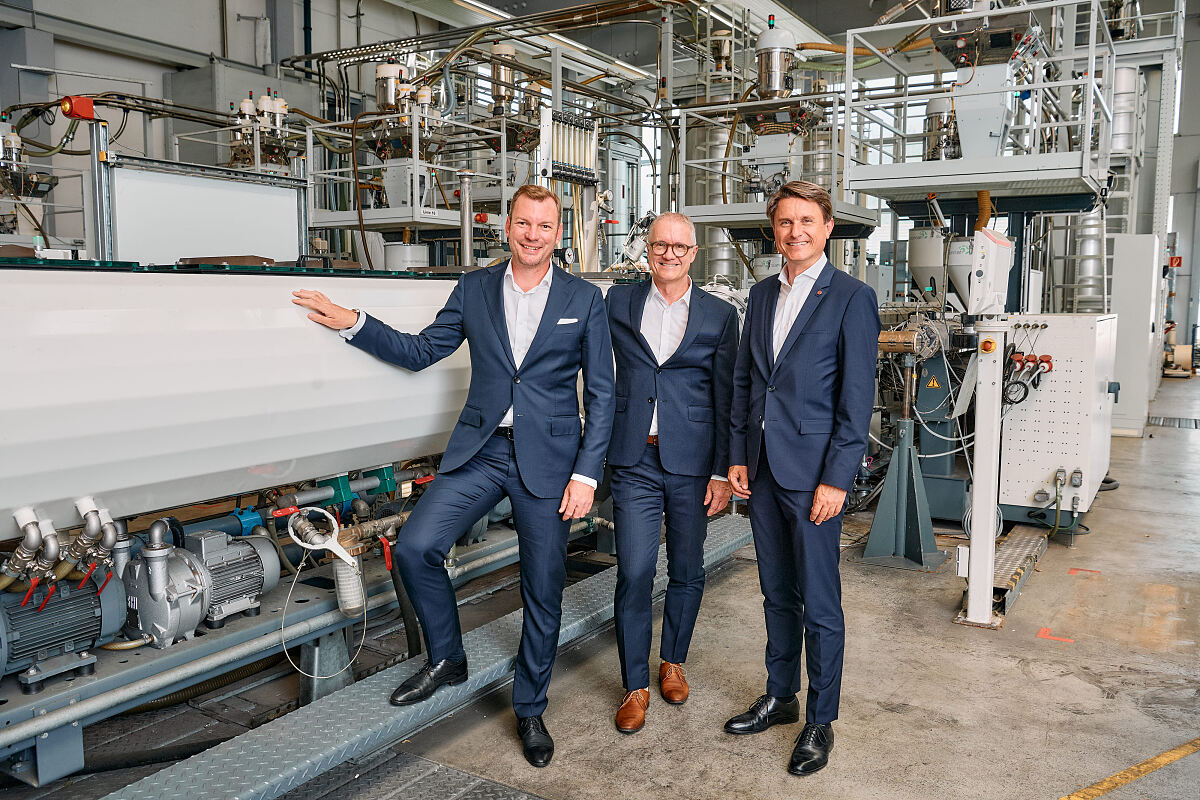 V. l.: POLOPLAST-CEO Nikolaus Neuber, Armin Hessenberger (CFO POLOPLAST) und Alexander Marchner, Geschäftsführer der Energie AG Vertrieb GmbH.