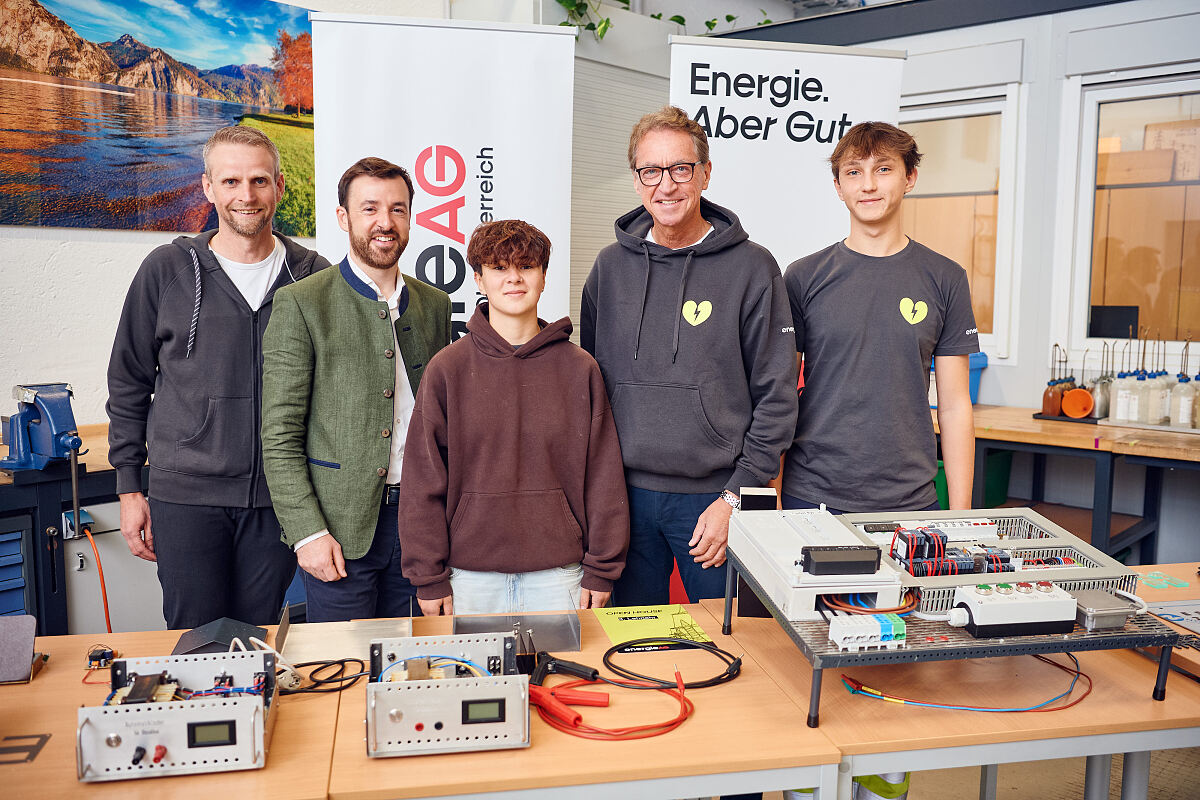 v.l.n.r.: Matthias Pesendorfer (Leiter der Lehrwerkstätte), CTO Alexander Kirchner, Marlene Vilsecker (PTS Gmunden), CEO Leonhard Schitter, Simon Pichler (2. Lehrjahr)