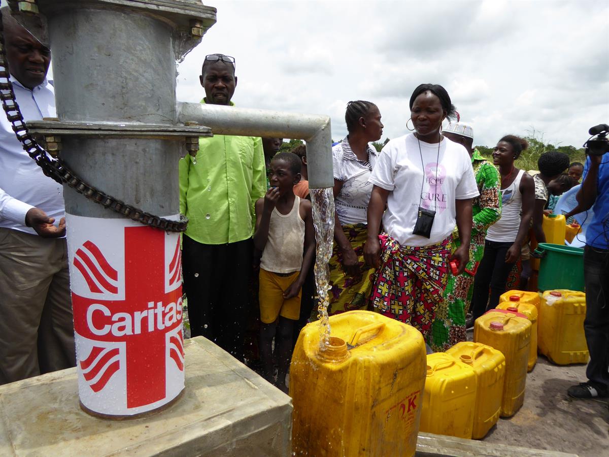 Charity-Aktion Wassertropfen: Inbetriebnahme eines reparierten Brunnens in der Demokratischen Republik Kongo