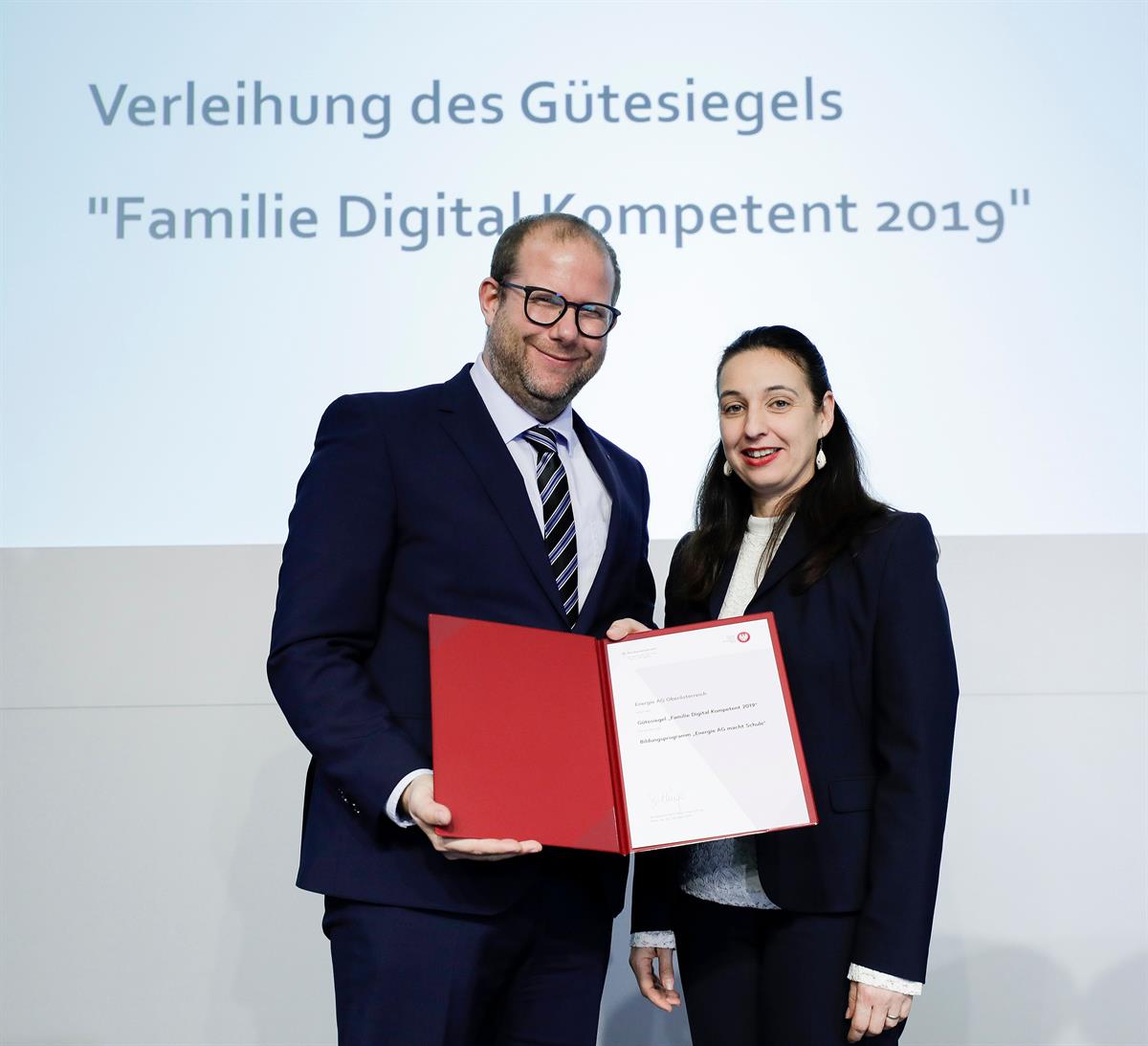 Michael Frostel, Leiter Kommunikation der Energie AG Oberösterreich, mit Bundesministerin Ines Stilling (Bundesministerium für Frauen, Familien und Jugend). 