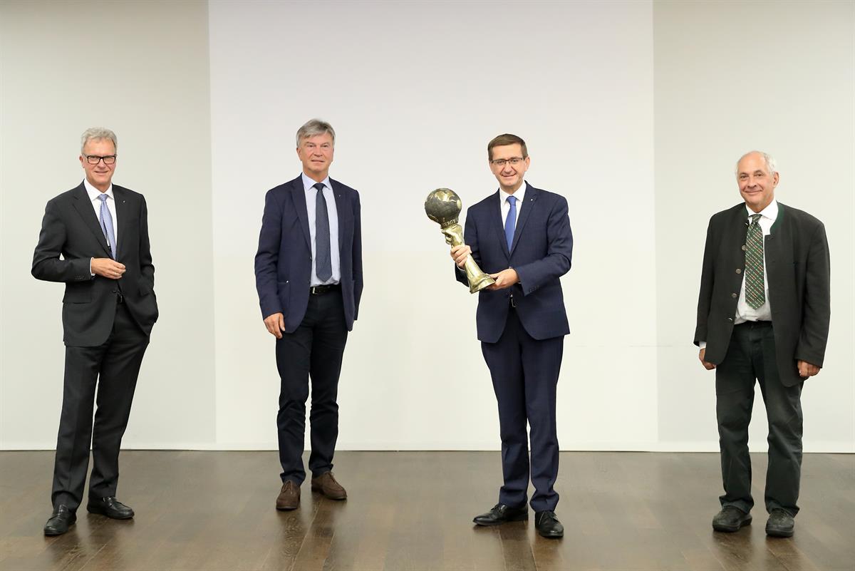 Klaus Dorninger, Werner Steinecker, Markus Achleitner und Wolfgang Neumann mit dem Energy Globe. 