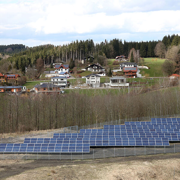 Luftbild Photovoltaik-Kraftwerk Timelkam