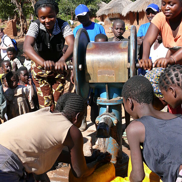 Charity-Aktion Wassertropfen: reparierter Brunnen in der Demokratischen Republik Kongo