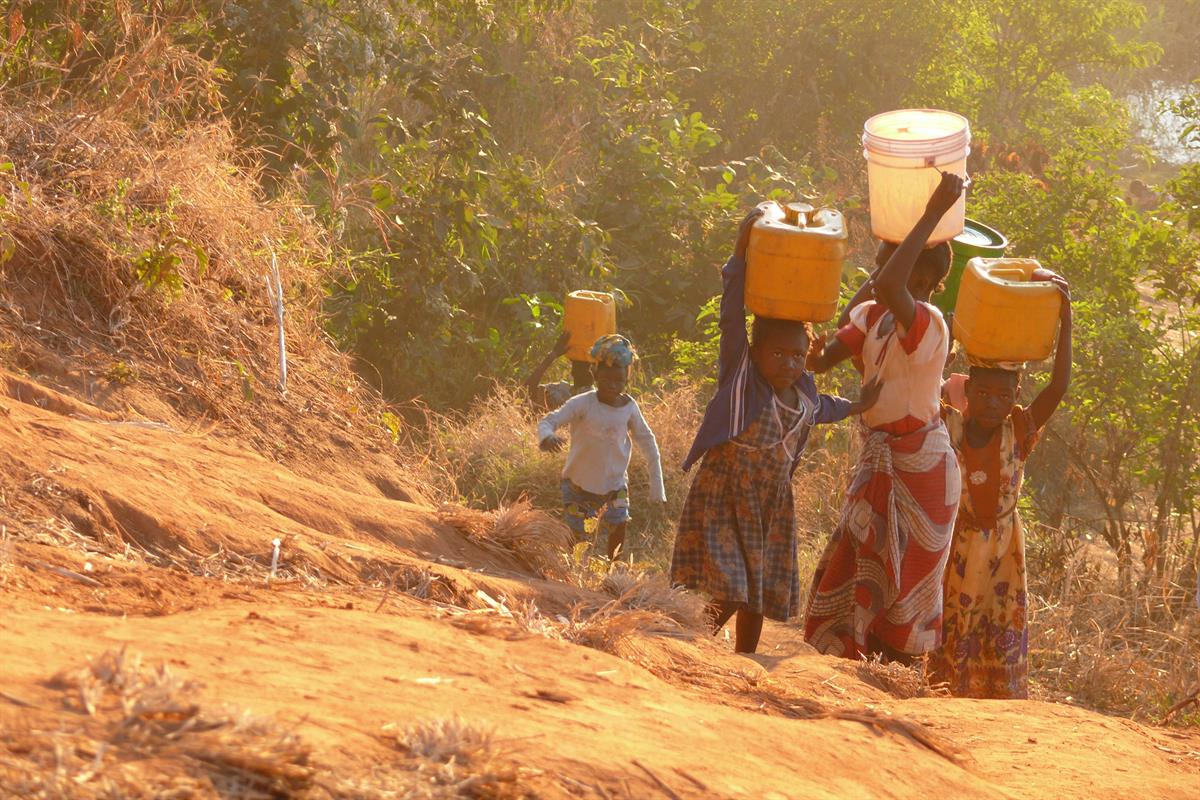 Charity-Aktion Wassertropfen: Auch Kinder müssen  die schweren Wasserkanister von den sauberen Wasserstellen in der Demokratischen Republik Kongo nach Hause tragen, um das Lebensmittel Wasser nutzen zu können.