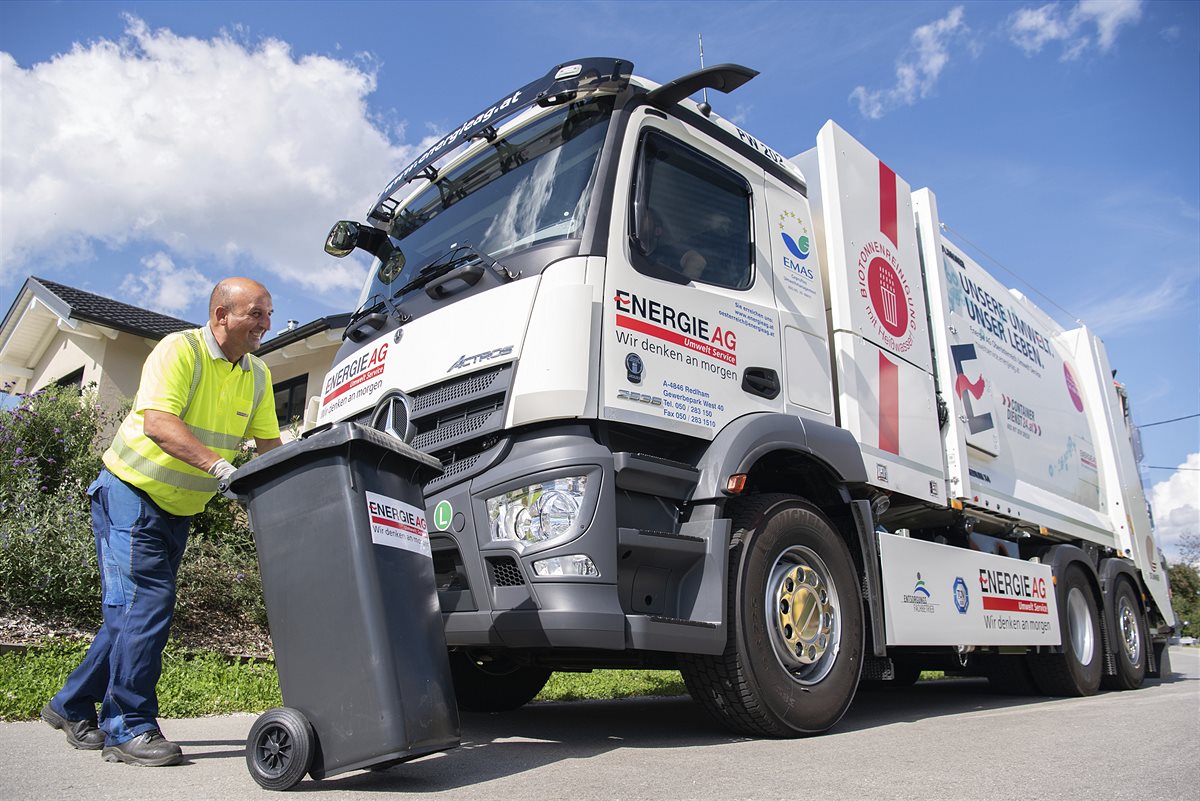 Energie AG Umwelt Service Müllpresswagen mit Mülltonne