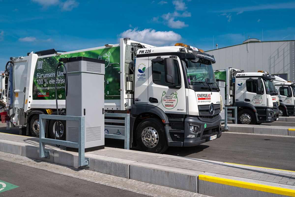 Energie AG Umwelt Service nimmt zwei elektrisch betriebene Presswägen in Redlham in Betrieb 