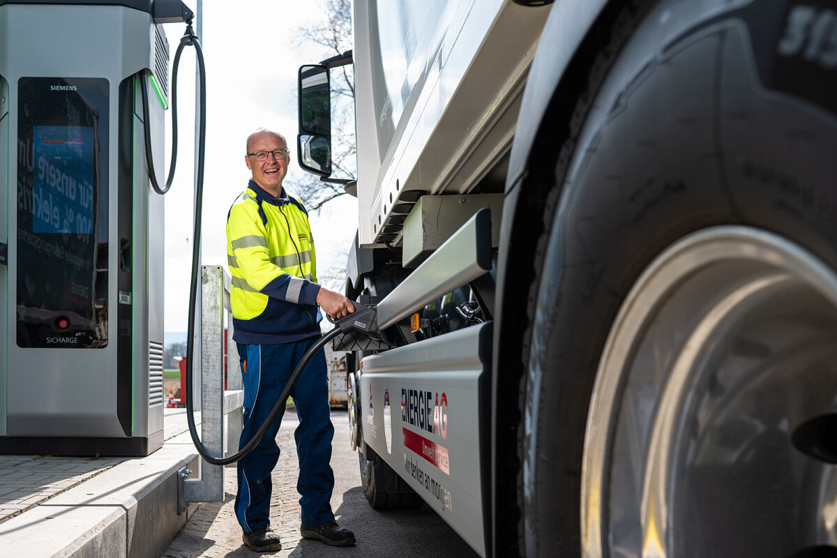 Energie AG Umwelt Service nimmt zwei elektrisch betriebene Presswägen in Redlham in Betrieb 